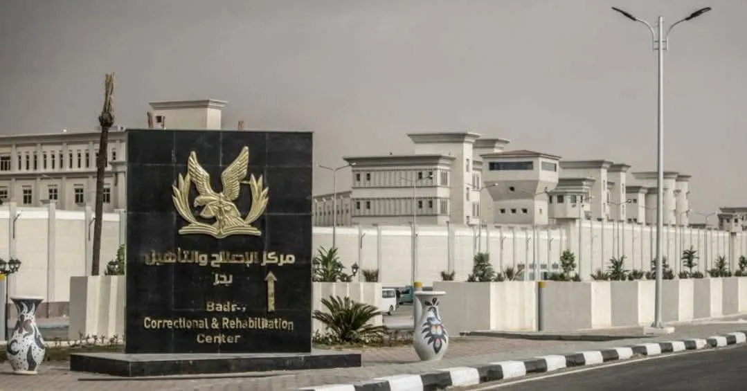 تصعيد خطير داخل سجن بدر 3.. إيداع 20 معتقلًا في العزل وسط حرمانهم من الاحتياجات الأساسية واستمرار الإضراب عن الطعام
